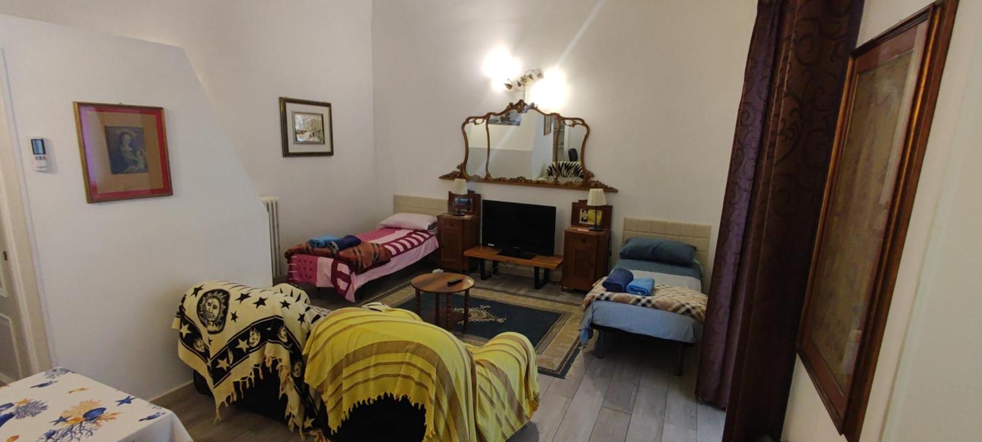 Very Central Apartment, By Shops, Bars, Restaurants Bari Bilik gambar